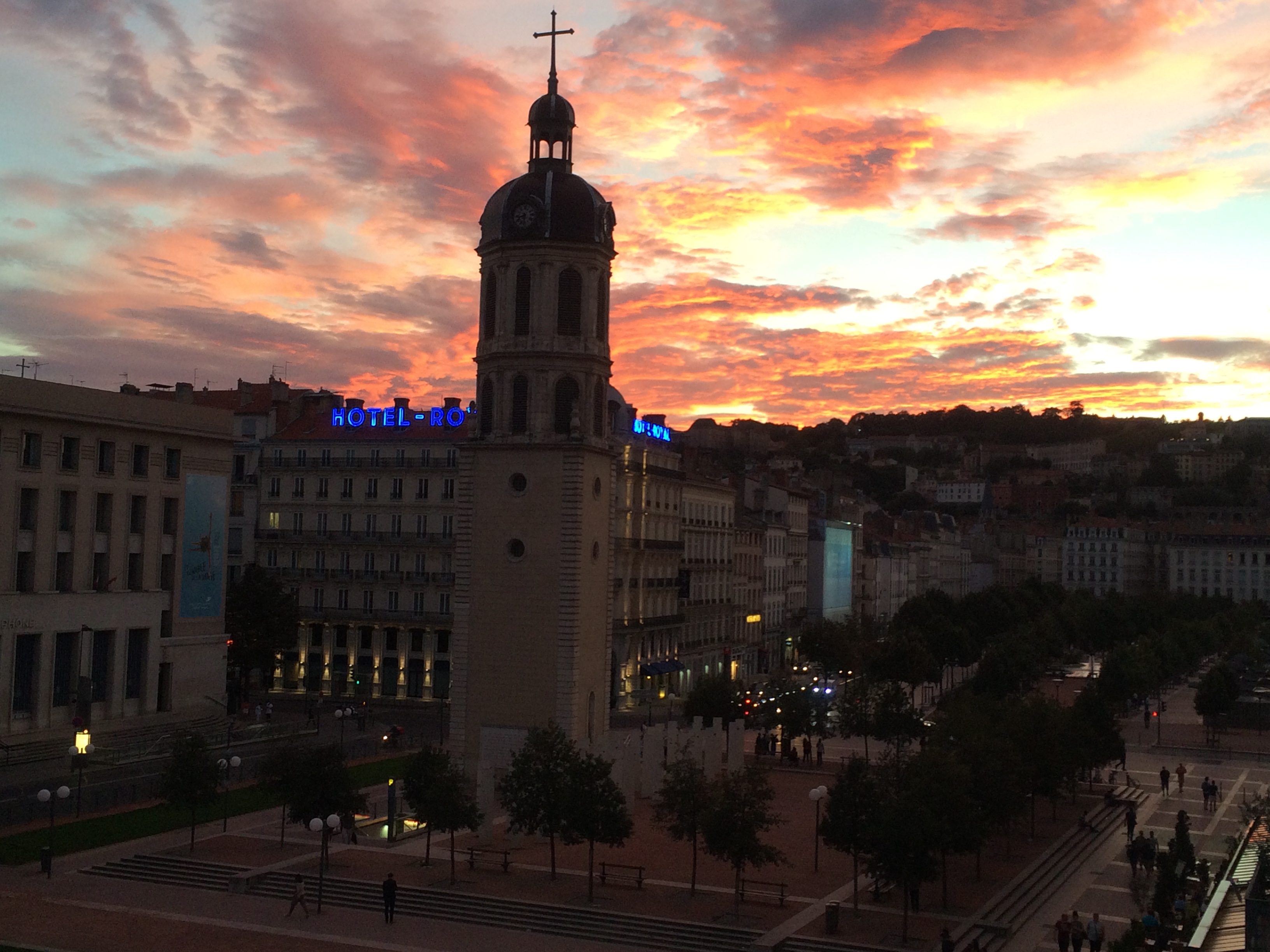 les-amis-de-la-place-antonin-poncet-coucher-de-soleil