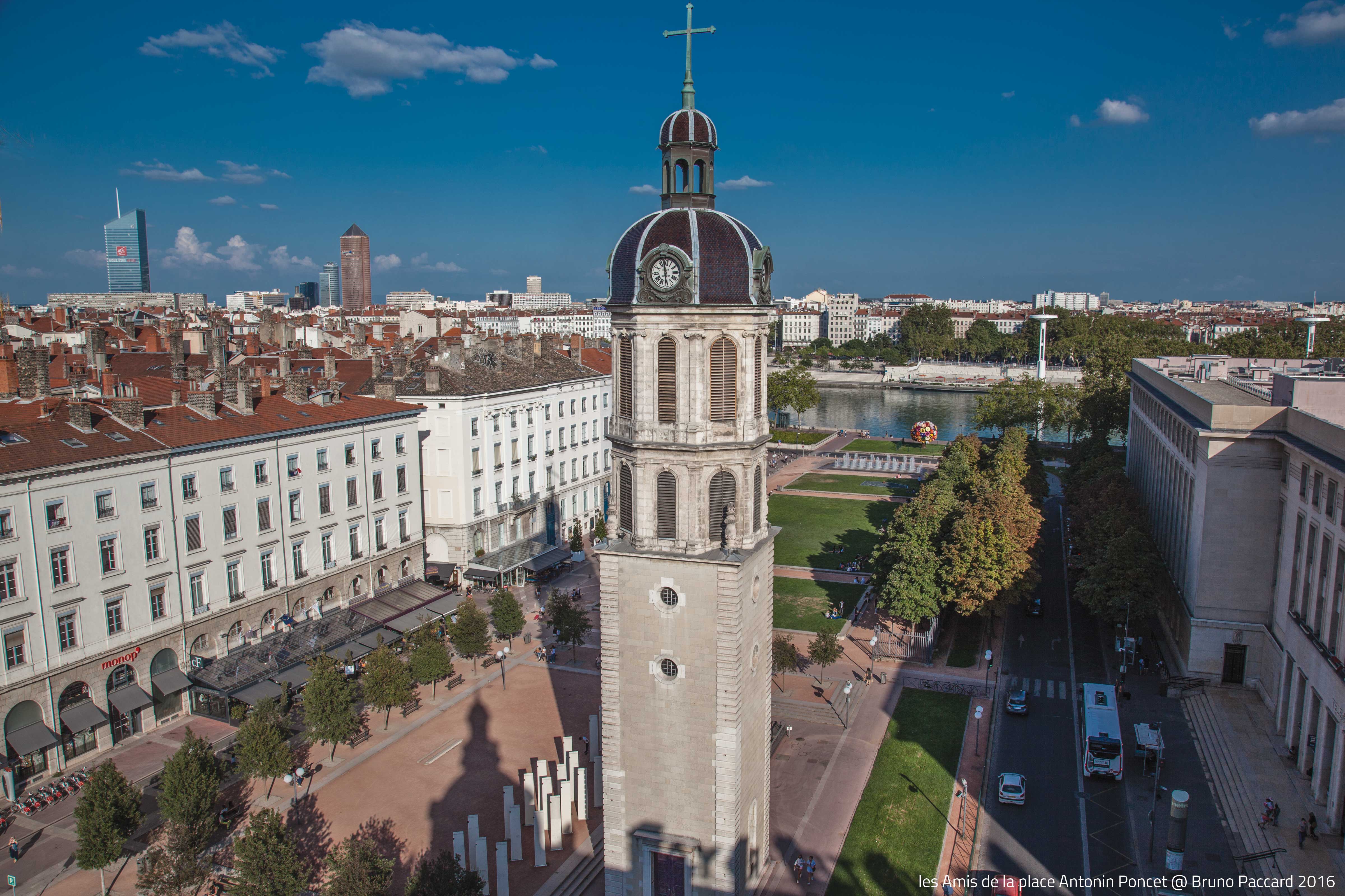 les-amis-de-place-antonin-poncet-vue-plaza